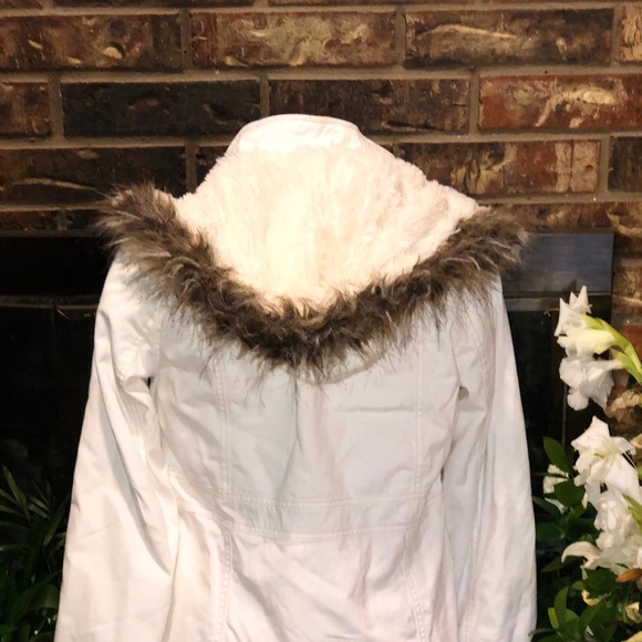 White hooded coat - Picture 2 of 5